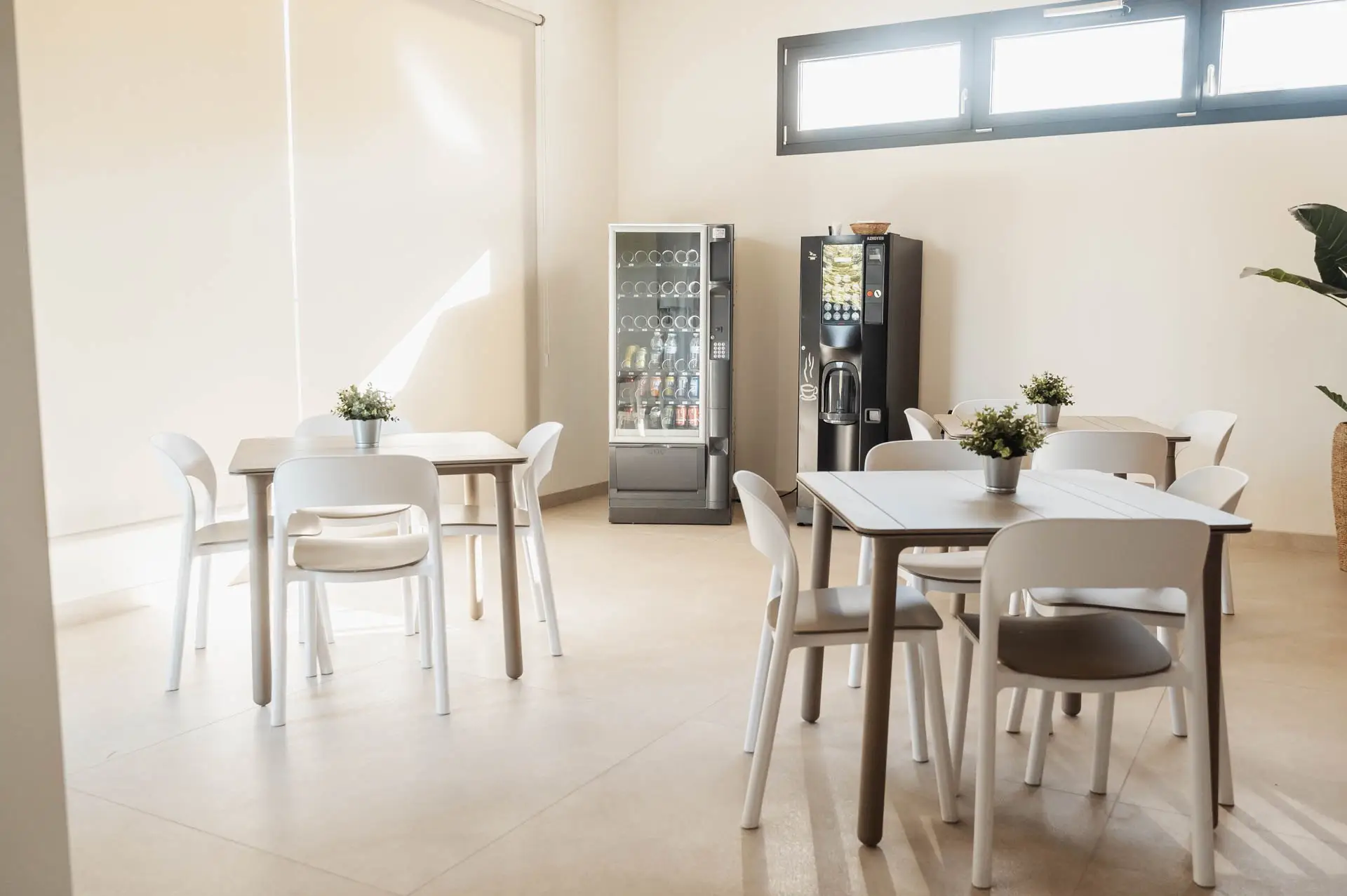 Cafetería luminosa con máquinas de café y de agua