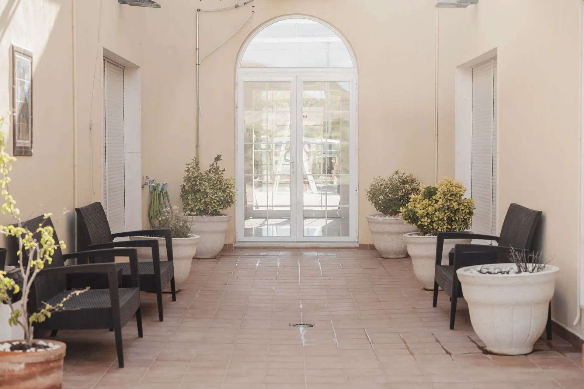 Patio interior con macetas y sillones